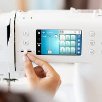 BERNINA 325 kompakte Nähmaschine in weiß – Frontansicht