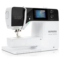 BERNINA 435 Black Edition – Vorderansicht mit schwarzer Blende und Display