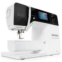 BERNINA 435 Black Edition – Vorderansicht mit schwarzer Blende und Display