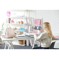 Frontansicht der BERNINA 735 mit großem Farb-Touchscreen