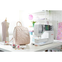 Frontansicht der BERNINA 735 mit großem Farb-Touchscreen