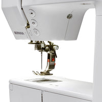 Frontansicht der BERNINA 335 Nähmaschine – kompakt und leistungsstark