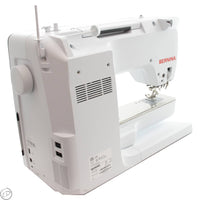 Frontansicht der BERNINA 770 QE mit Touchscreen und großzügiger Arbeitsfläche