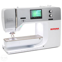 Frontansicht der BERNINA 770 QE mit Touchscreen und großzügiger Arbeitsfläche