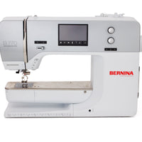 Frontansicht der BERNINA 770 QE mit Touchscreen und großzügiger Arbeitsfläche