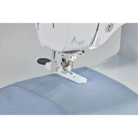 Brother Innov-is A150 Nähmaschine mit LCD-Display und Bedienfeld in der Frontalansicht