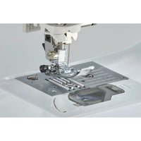 Brother Innov-is A16 Nähmaschine mit LC-Display und Funktionsrad in Nahaufnahme