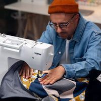 Brother Innov-is A65 Nähmaschine mit Harthaube – Vorderansicht