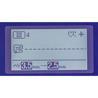 Brother Innov-is F420 mit großem LCD-Display und übersichtlicher Bedienung in Nahaufnahme