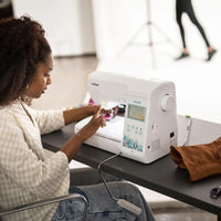 Brother Innov-is F560 Nähmaschine mit 3,7-Zoll-Touchscreen in Vorderansicht