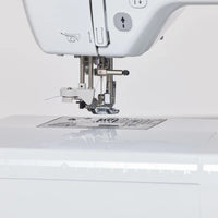 Brother Innov-is F560 Nähmaschine mit 3,7-Zoll-Touchscreen in Vorderansicht