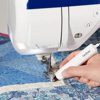 Brother Innov-is VQ4 Nähmaschine mit LCD-Touchscreen und großem Anschiebetisch