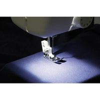 Brother J17S Nähmaschine – Ansicht von vorne mit Funktionsrad