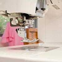 Elna eXcellence 720 Pro Nähmaschine mit großem Arbeitsbereich und übersichtlichem Bedienfeld