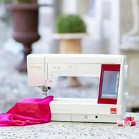 Elna eXcellence 780+ Nähmaschine mit Touchscreen und modernem Design