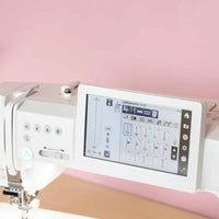 Elna eXcellence 790PRO – Frontansicht mit großem 7-Zoll-HD-Touchscreen