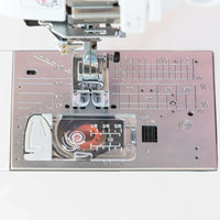 Elna eXcellence 790PRO – Frontansicht mit großem 7-Zoll-HD-Touchscreen