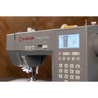 Singer Heavy Duty 6805C mit LCD-Display und 2 Alphabeten