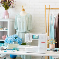 BERNINA 325 kompakte Nähmaschine in weiß – Frontansicht