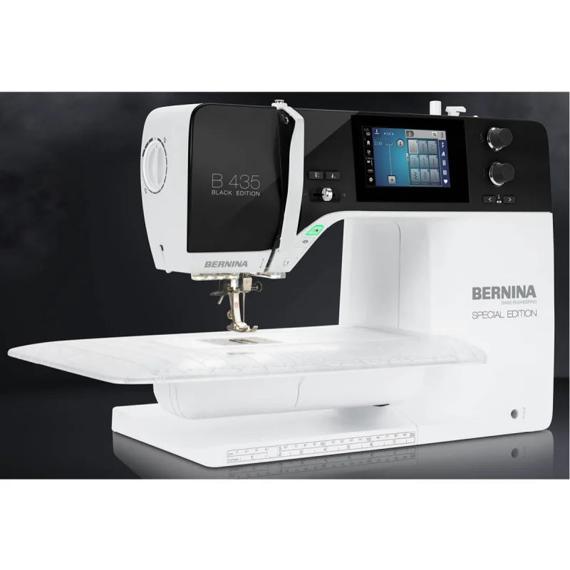 BERNINA 435 Black Edition – Vorderansicht mit schwarzer Blende und Display