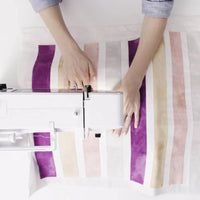 Moderne Nähmaschine Bernina 570 QE in Vorderansicht mit großem Arbeitsbereich