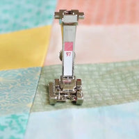 Moderne Nähmaschine Bernina 570 QE in Vorderansicht mit großem Arbeitsbereich