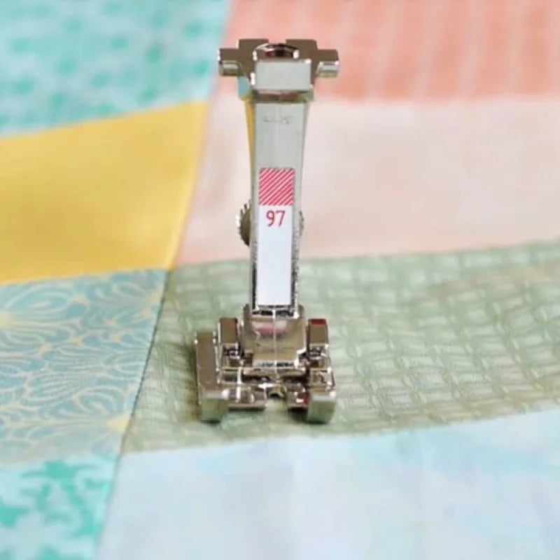 Moderne Nähmaschine Bernina 570 QE in Vorderansicht mit großem Arbeitsbereich