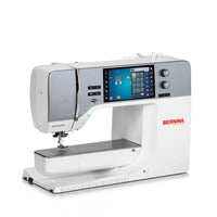 BERNINA 770 QE Näh- und Stickmaschine in weiß mit rotem Akzent – Frontansicht