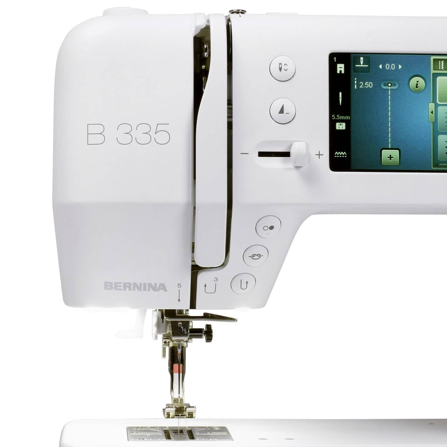 Frontansicht der BERNINA 335 Nähmaschine – kompakt und leistungsstark