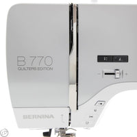 Frontansicht der BERNINA 770 QE mit Touchscreen und großzügiger Arbeitsfläche