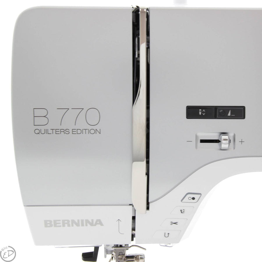 Frontansicht der BERNINA 770 QE mit Touchscreen und großzügiger Arbeitsfläche