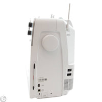 Frontansicht der BERNINA 770 QE mit Touchscreen und großzügiger Arbeitsfläche