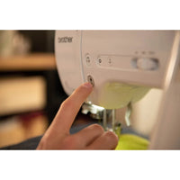 Brother Innov-is A16 Nähmaschine mit LC-Display und Funktionsrad in Nahaufnahme