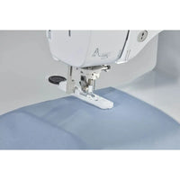 Brother Innov-is A16 Nähmaschine mit LC-Display und Funktionsrad in Nahaufnahme