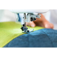 Brother Innov-is A16 Nähmaschine mit LC-Display und Funktionsrad in Nahaufnahme