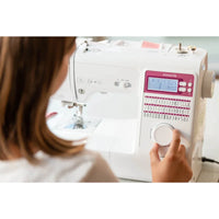 Brother Innov-is A50 Nähmaschine in Vorderansicht mit Display und Tastenfeld