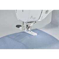 Brother Innov-is A50 Nähmaschine in Vorderansicht mit Display und Tastenfeld