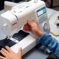 Brother Innov-is A65 Nähmaschine mit Harthaube – Vorderansicht