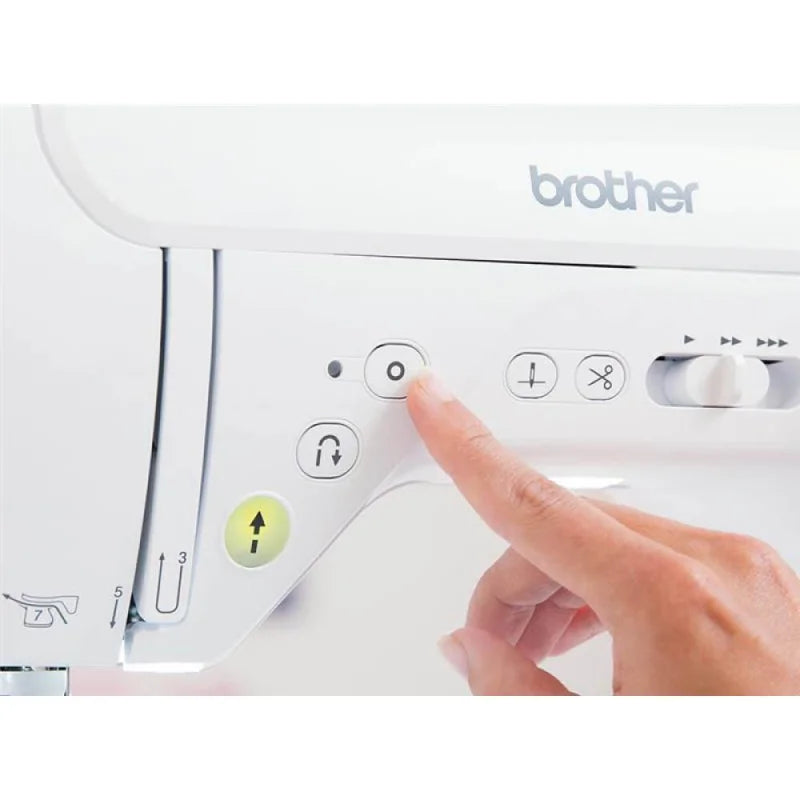 Brother Innov-is F410 Computernähmaschine mit LC-Display und Bedienfeld in Nahaufnahme