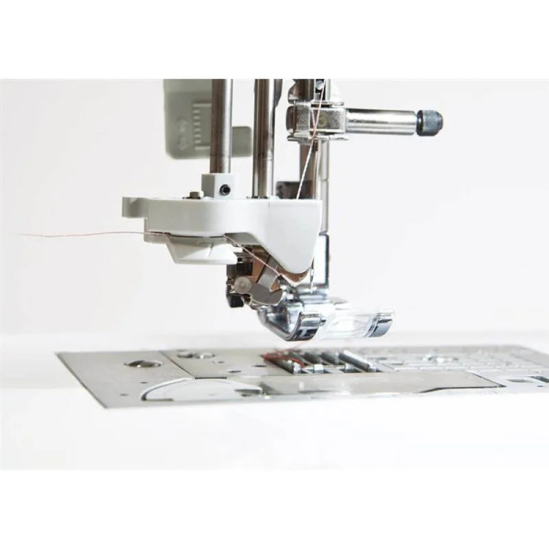 Brother Innov-is F410 Computernähmaschine mit LC-Display und Bedienfeld in Nahaufnahme