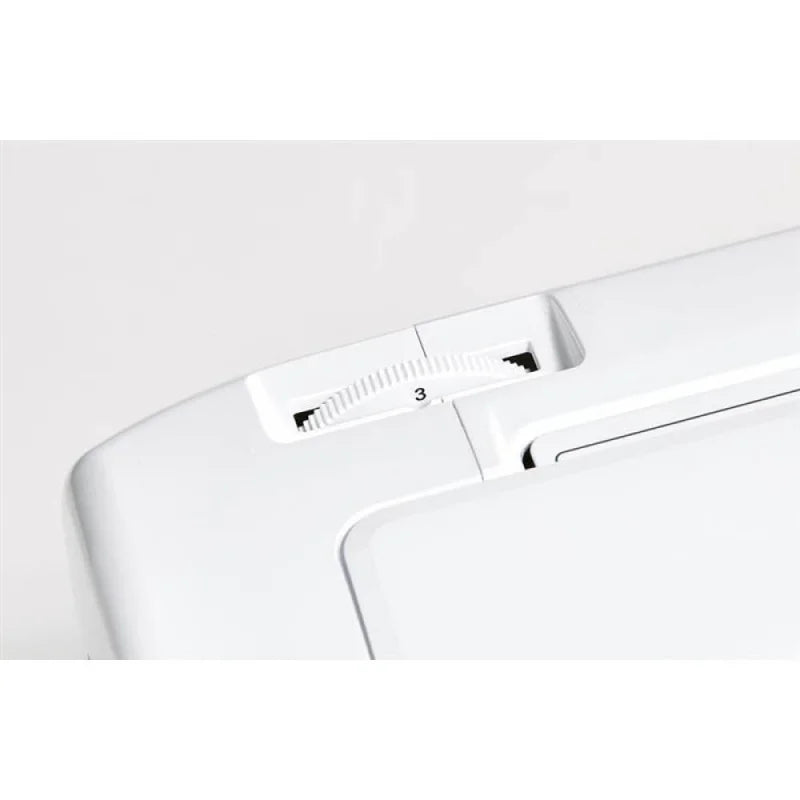 Brother Innov-is F410 Computernähmaschine mit LC-Display und Bedienfeld in Nahaufnahme