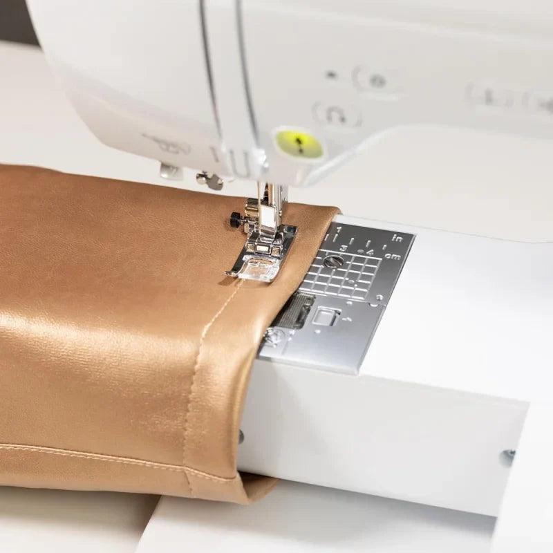 Brother Innov-is F560 Nähmaschine mit 3,7-Zoll-Touchscreen in Vorderansicht