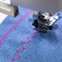 Brother Innov-is F560 Nähmaschine mit 3,7-Zoll-Touchscreen in Vorderansicht