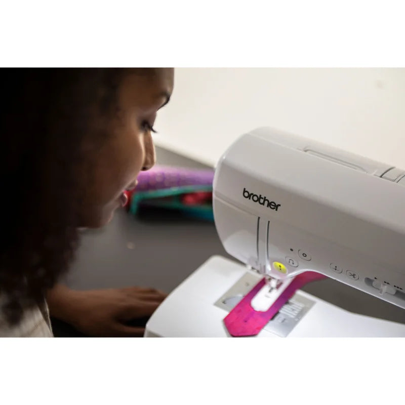 Brother Innov-is F560 Nähmaschine mit 3,7-Zoll-Touchscreen in Vorderansicht