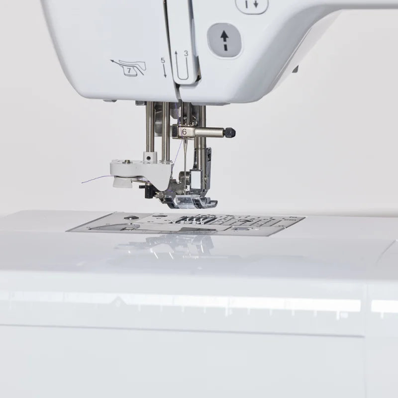 Brother Innov-is F560 Nähmaschine mit 3,7-Zoll-Touchscreen in Vorderansicht