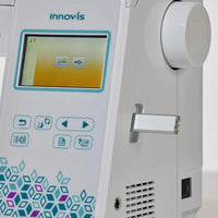 Brother Innov-is F560 Nähmaschine mit 3,7-Zoll-Touchscreen in Vorderansicht
