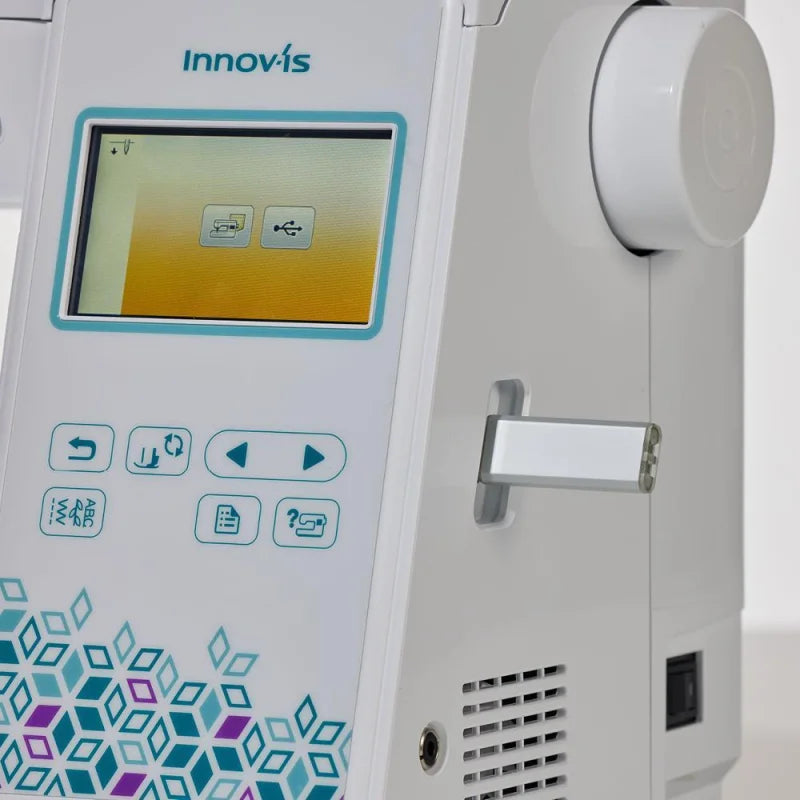 Brother Innov-is F560 Nähmaschine mit 3,7-Zoll-Touchscreen in Vorderansicht