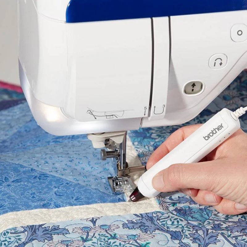 Brother Innov-is VQ4 Nähmaschine mit LCD-Touchscreen und großem Anschiebetisch