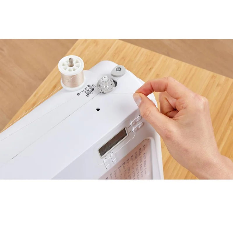 Brother KD40s Little Angel mit LCD-Anzeige und elektronischer Stichauswahl in Nahaufnahme