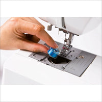 Brother XQ3700 Nähmaschine – Vorderansicht mit Funktionsrad und Stichübersicht